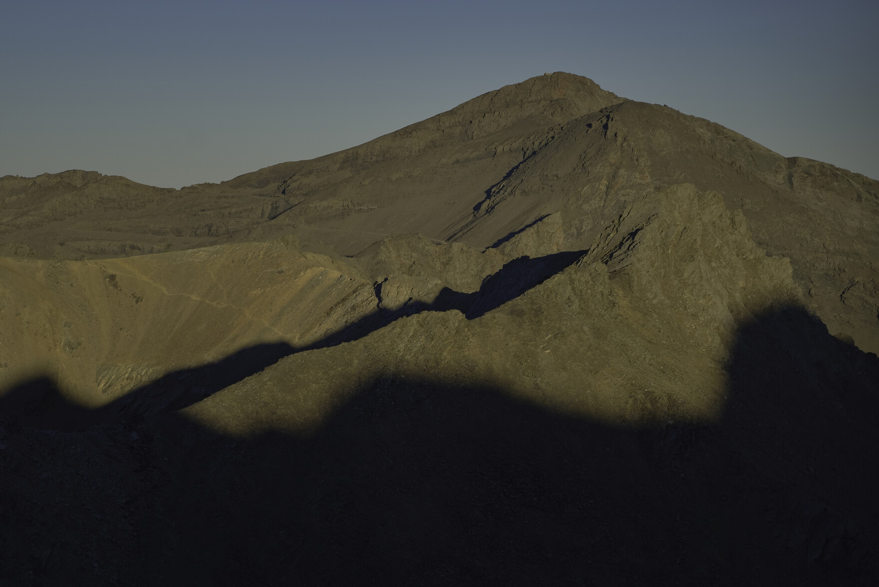 Puntal de la Caldera, Loma Pelada, Cerro los Machos, Veleta and Loma Pua standing out above the shadows